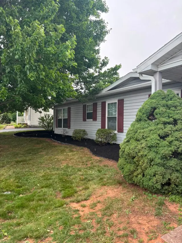 Front foundation beds after cleanup and fresh black mulch